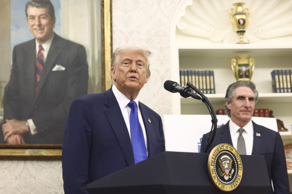 Donald Trump (PAP/EPA/JIM LO SCALZO)