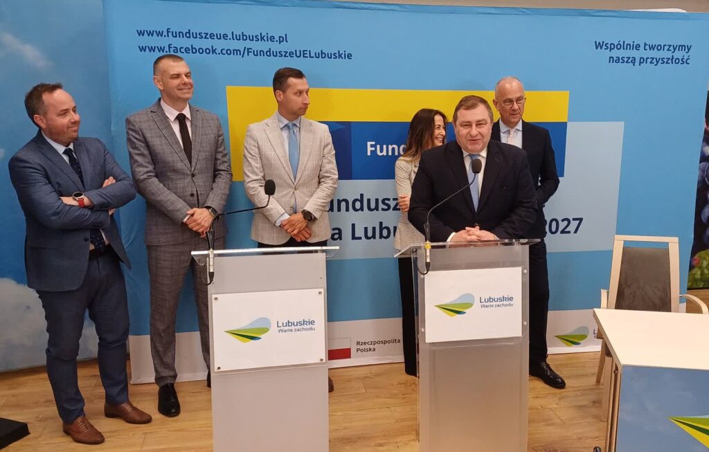 Setna umowa z EFS. Władze Strzelec robią "zaczarowaną szkołę" 4 Setna umowa na dofinansowanie w ramach EFS - konferencja w UMWL (fot. Piotr Bakselerowicz)