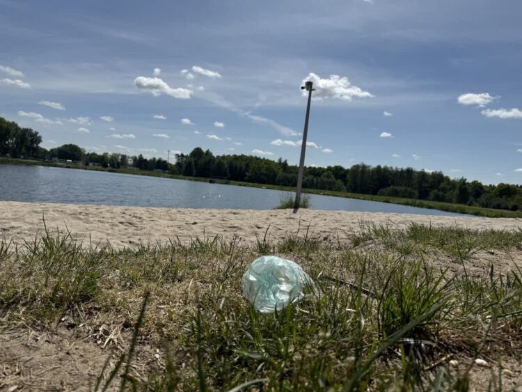 Władze gminy walczą z zaśmiecaniem Zalewu Świdnickiego Radio Zachód - Lubuskie