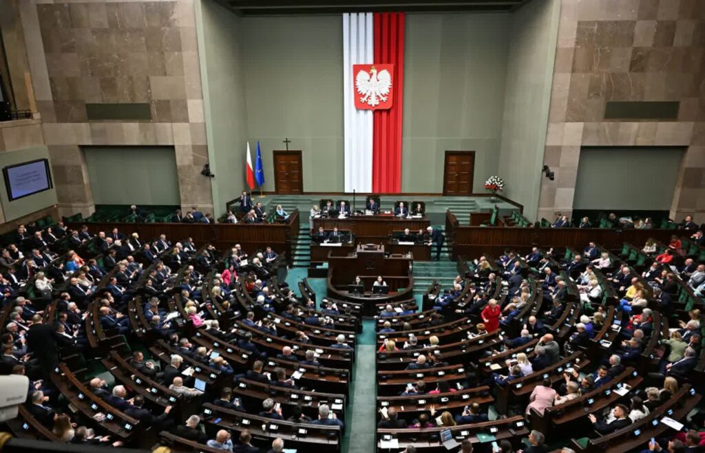 Posłowie na sali obrad Sejmu w Warszawie. Fot. PAP/ Radek Pietruszka