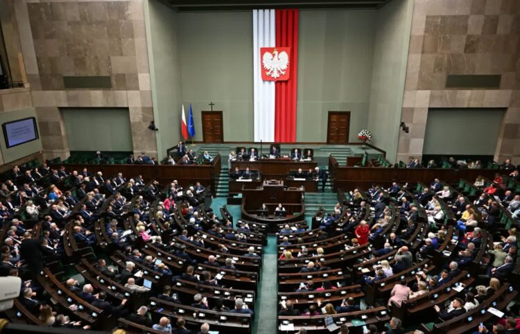 Posłowie na sali obrad Sejmu w Warszawie. Fot. PAP/ Radek Pietruszka