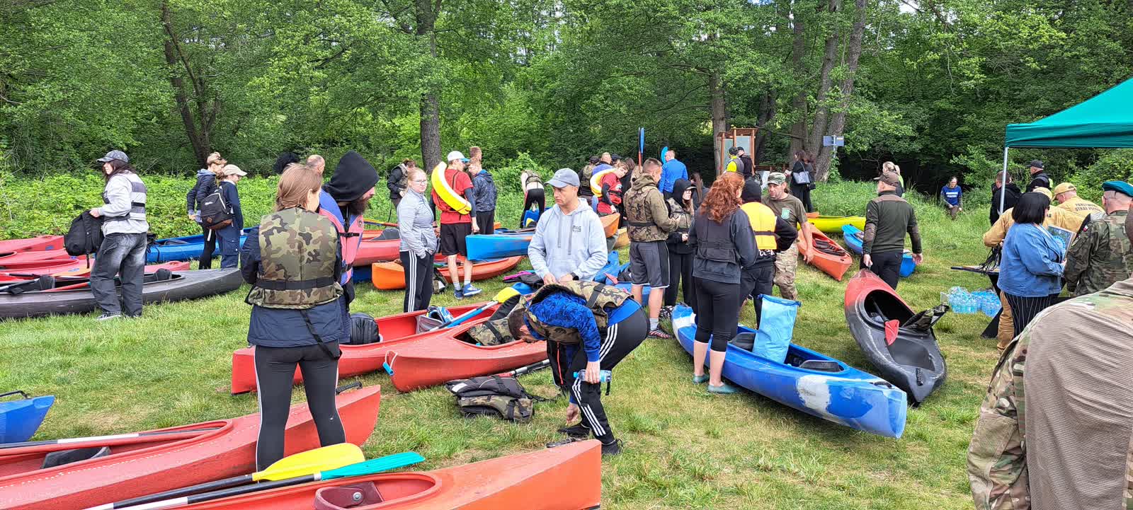 Mundurowi w kajakach popłynęli Obrą. A to wszystko w szczytnym celu Radio Zachód - Lubuskie