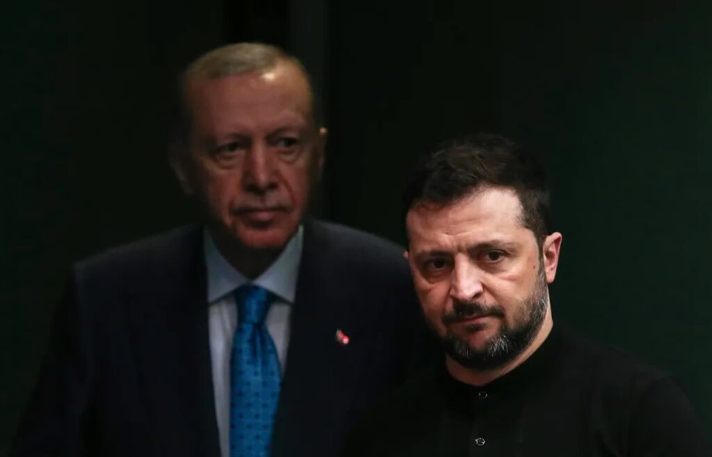 Erdogan rozmawiał z Zełenskim. Prezydent Turcji ocenił, że rozmowy w Stambule utorują drogę do pokoju 1 Recep Tayyip Erdogan i Wołodymyr Zełenski, fot. PAP/EPA/NECATI SAVAS