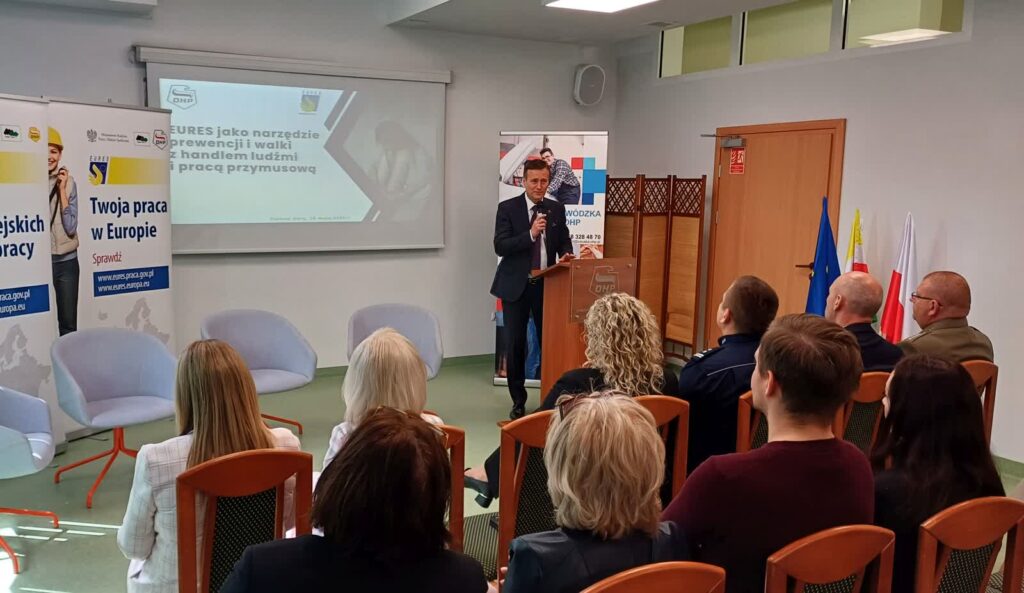 Lubuska komenda OHP w Zielonej Górze. Kongerencja o walce z handlem ludźmi i pracą przymusową (fot. Piotr Bakselerowicz)