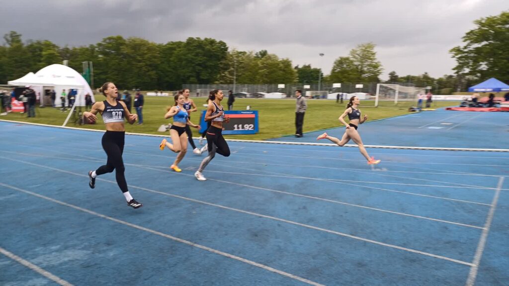 Było zimno i padało, ale mimo tego w Żarach pobiegali, poskakali i porzucali W środku stawki Marika Majewska z AZS-u AWF-u Gorzów (fot. Jakub Lesiński)