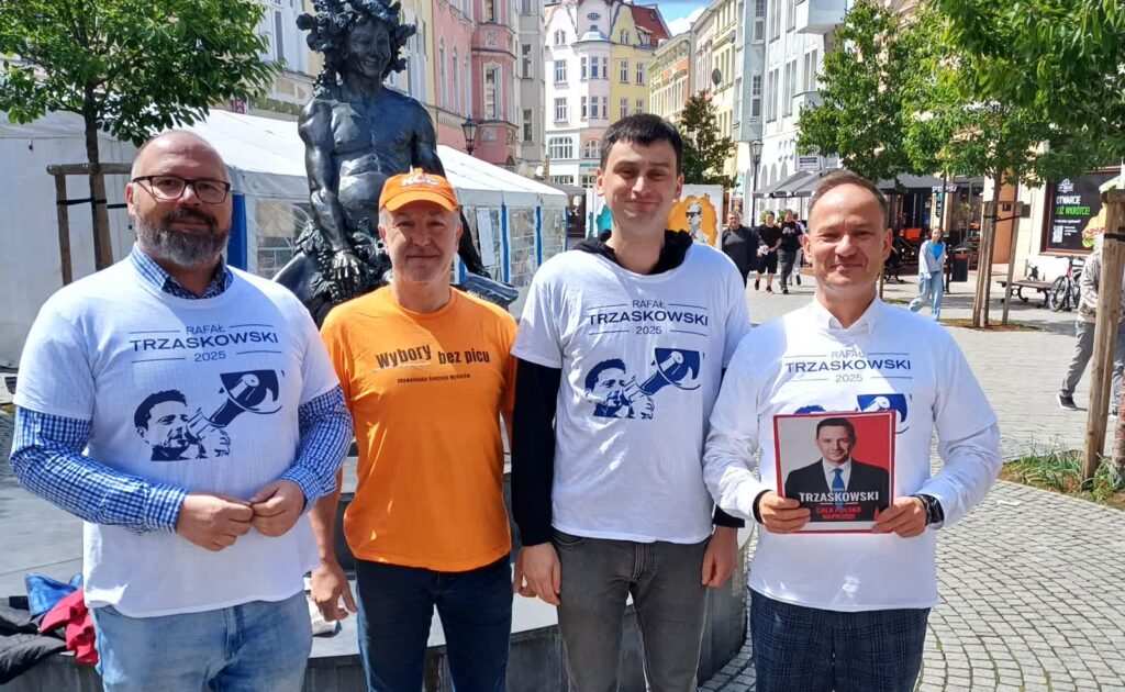 Działacze związani z KO i KOD zapraszają na zielonogórski finał kampanii Rafała Trzaskowskiego (fot. Piotr Bakselerowicz)