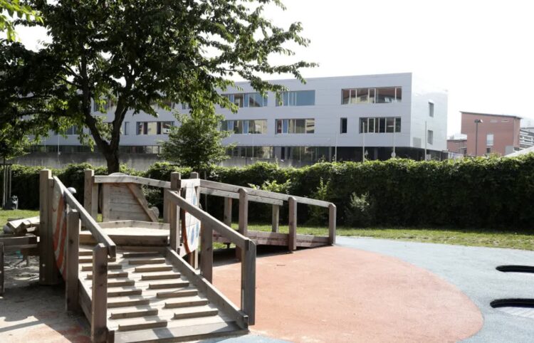 Szkoła, w której doszło do zamachu, fot. PAP/EPA/ANTONIO BAT