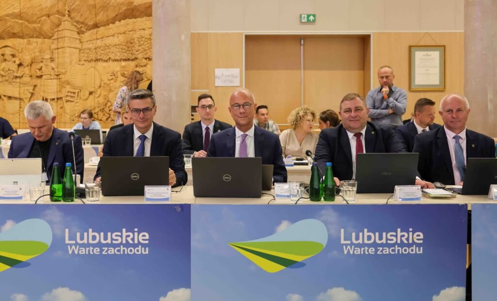 Zarząd województwa z absolutorium i wotum zaufania Zarząd Województwa Lubuskiego podczas sesji absolutoryjnej sejmiku (fot. Paweł Wańczko/lubuskie.pl)