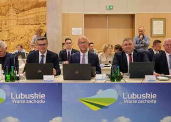 Zarząd województwa z absolutorium i wotum zaufania 11 Zarząd Województwa Lubuskiego podczas sesji absolutoryjnej sejmiku (fot. Paweł Wańczko/lubuskie.pl)