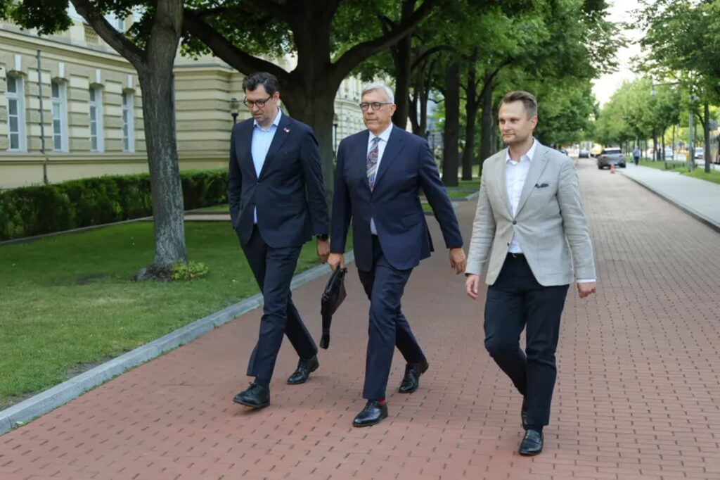 Posłowie KO: Konrad Frysztak (L), Roman Giertych (C) i Krzysztof Truskolaski. Fot. PAP/Rafał Guz