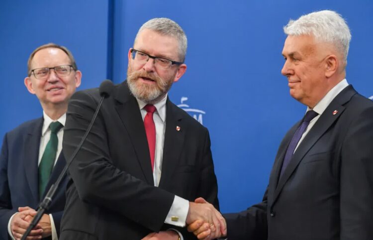 Europoseł Grzegorz Braun oraz posłowie Roman Fritz i Sławomir Zawiślak podczas konferencji prasowej. Fot. PAP/Piotr Nowak