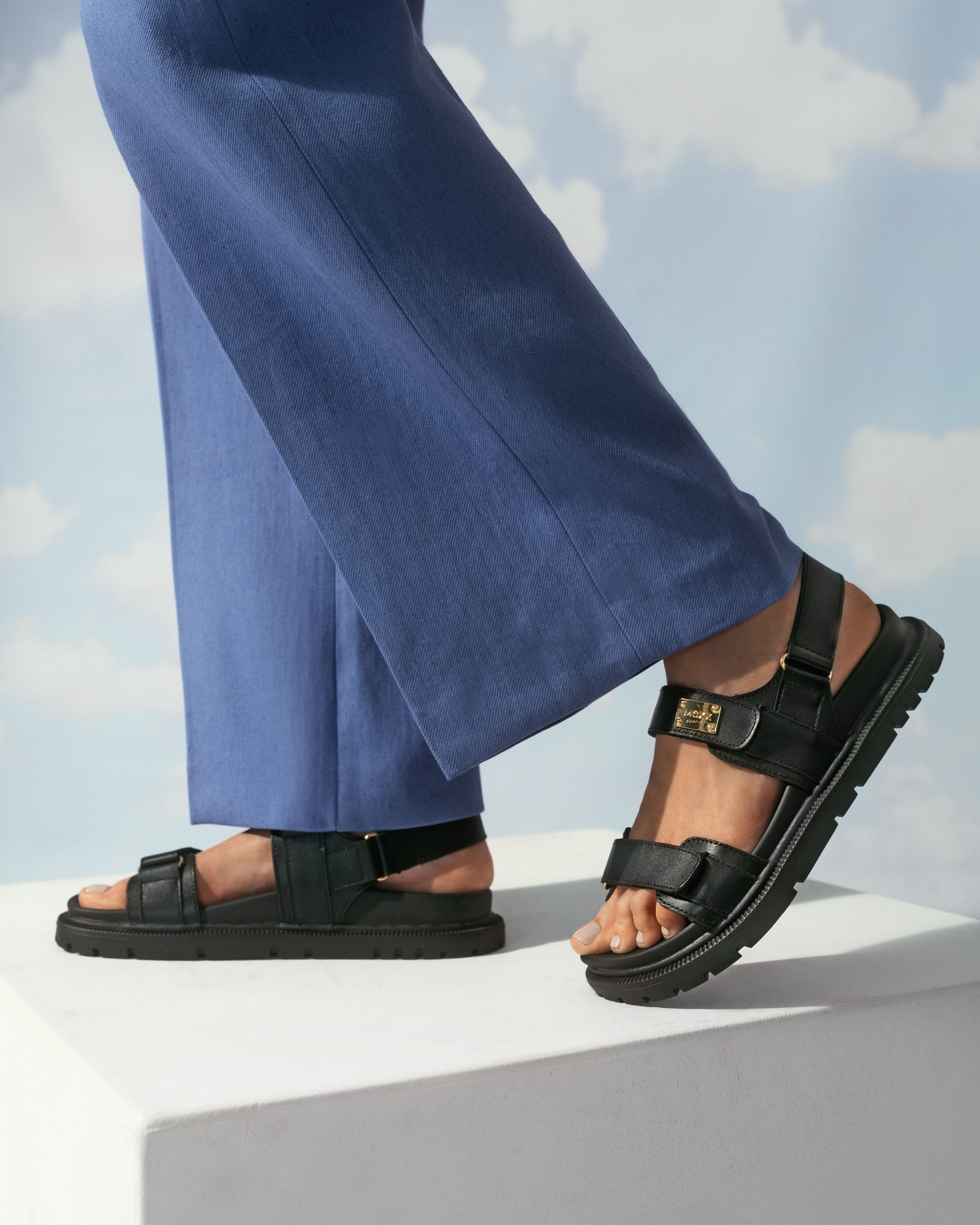 Wygodne sandały damskie – jak znaleźć model idealny na długie spacery?