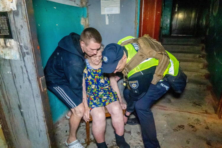 Charków. Ewakuacja po rosyjskim ataku (PAP/Mykola Kalyeniak)