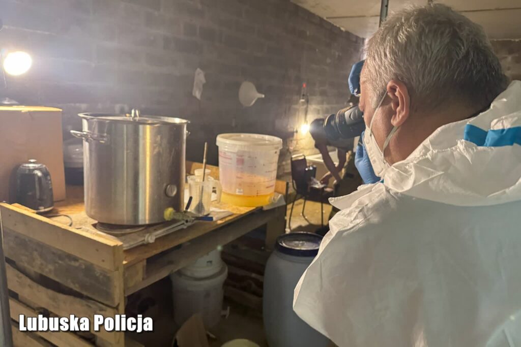 Fabryka amfetaminy pod Żaganiem. Cztery osoby w areszcie 1 Domowa fabryka amfetaminy na terenie pow. żagańskiego. Zatrzymano cztery osoby (KPP Żagań)