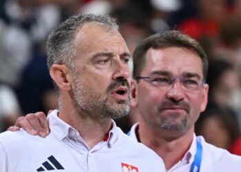 Trener siatkarzy reprezentacji Polski Nikola Grbic (L) i prezes PZPS Sebastian Świderski, fot. PAP/Adam Warżawa