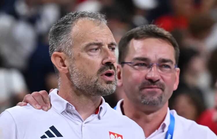 Trener siatkarzy reprezentacji Polski Nikola Grbic (L) i prezes PZPS Sebastian Świderski, fot. PAP/Adam Warżawa