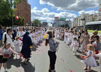 Tłumy gorzowian w procesji Bożego Ciała Radio Zachód - Lubuskie
