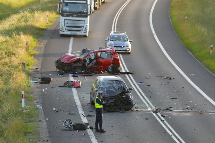W pierwszy wakacyjny weekend na polskich drogach zginęło 11 osób 9 Śmiertelny wypadek na DK16 (PAP/Tomasz Waszczuk)