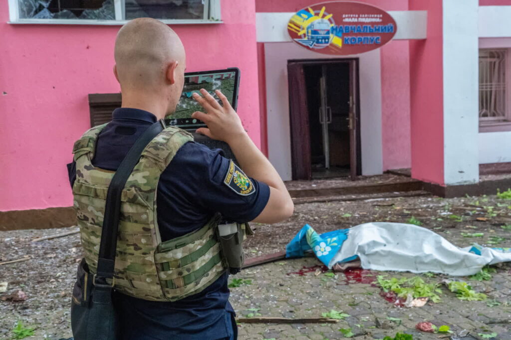 UKRAINA CHARKÓW SKUTKI ROSYJSKIEGO ATAKU. Fot. PAP/Mykola Kalyeniak