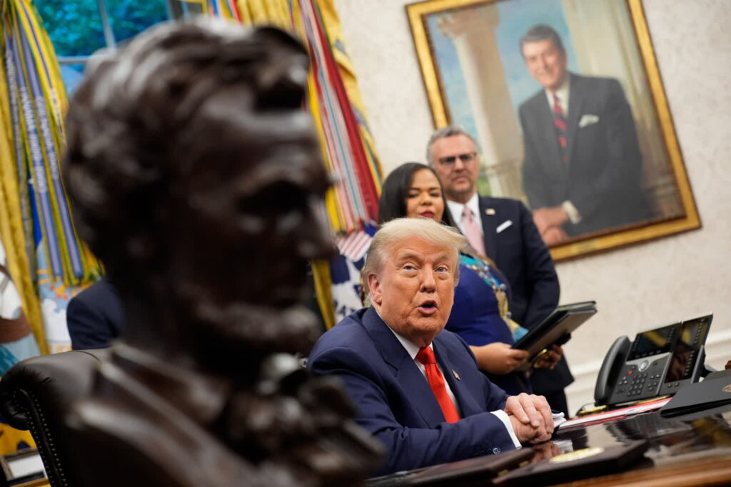 Trump: Kanada powinna być naszym kolejnym stanem 1 Donald Trump w Gabinecie Owalnym (PAP/EPA/YURI GRIPAS / POOL)