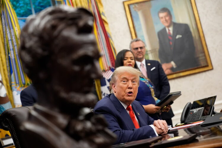 Trump: Kanada powinna być naszym kolejnym stanem 9 Donald Trump w Gabinecie Owalnym (PAP/EPA/YURI GRIPAS / POOL)