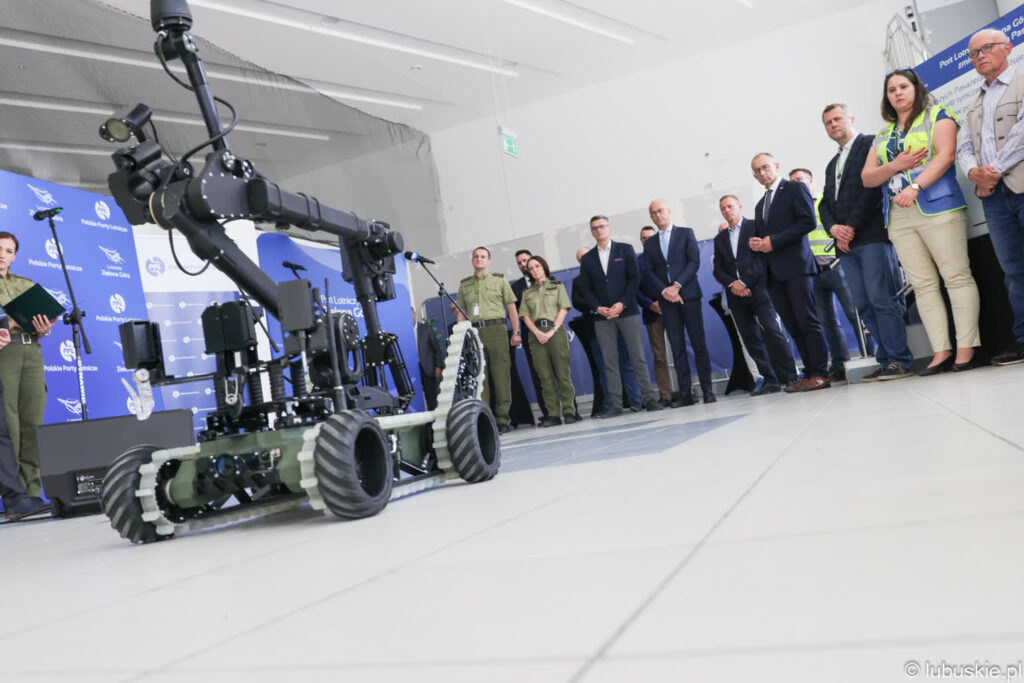 Przekazanie nowego robota pirotechnicznego dla Nadodrzańskiego Oddziału Straży Granicznej (fot. Marek Pych/lubuskie.pl)