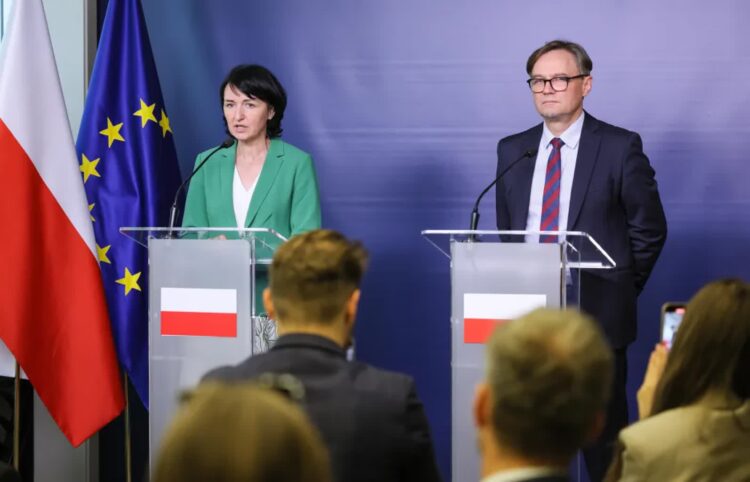 Podsekretarz stanu w MSZ Henryka Mościcka-Dendys oraz rzecznik prasowy MSZ Paweł Wroński. Fot. PAP/Rafał Guz