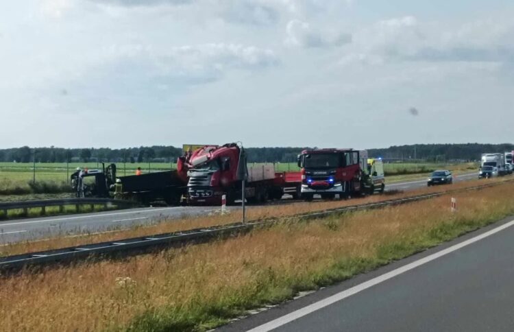 Wypadek na drodze S3 tuż za Nową Solą w kierunku Legnicy (fot. A. Steciąg)