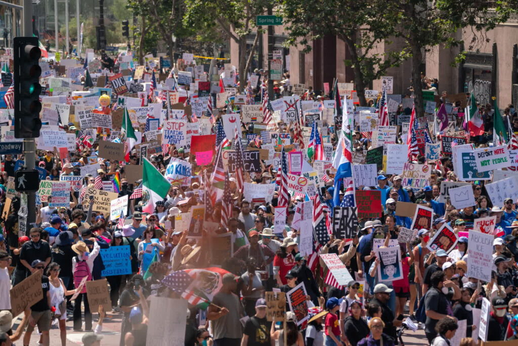 Protest przeciwko polityce prezydenta Donalda Trumpa w Los Angeles (PAP/EPA/KYLE GRILLOT)