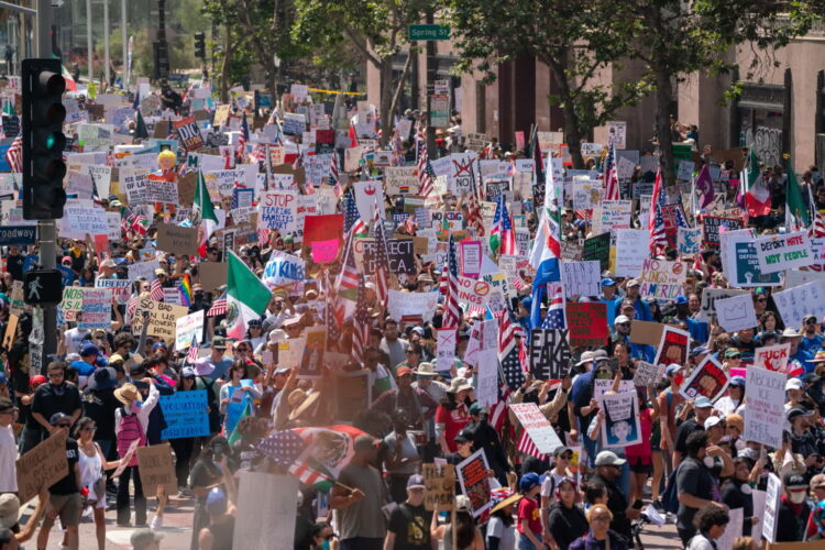 Protest przeciwko polityce prezydenta Donalda Trumpa w Los Angeles (PAP/EPA/KYLE GRILLOT)