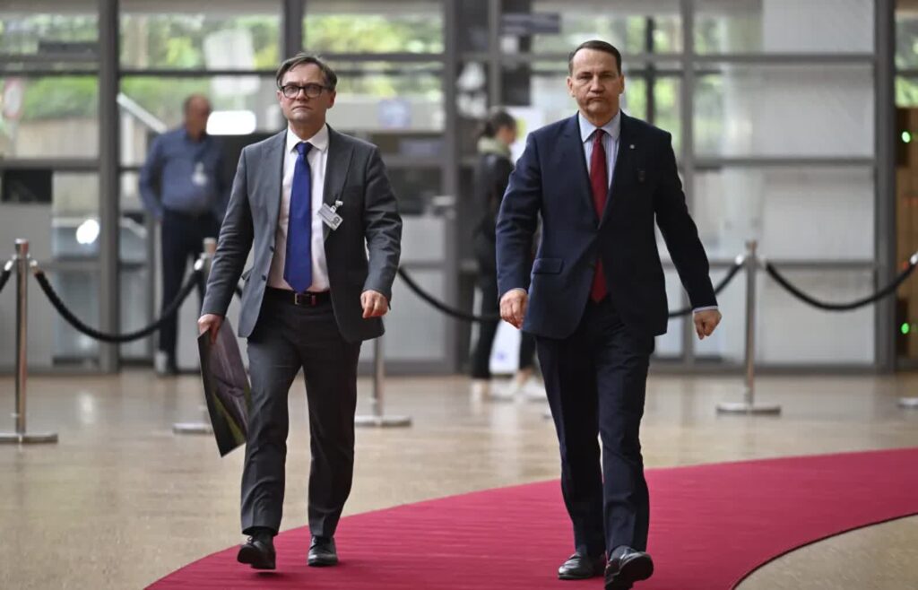 Rzecznik MSZ Paweł Wroński i szef MSZ Radosław Sikorski Fot. PAP/ Wiktor Dąbkowski