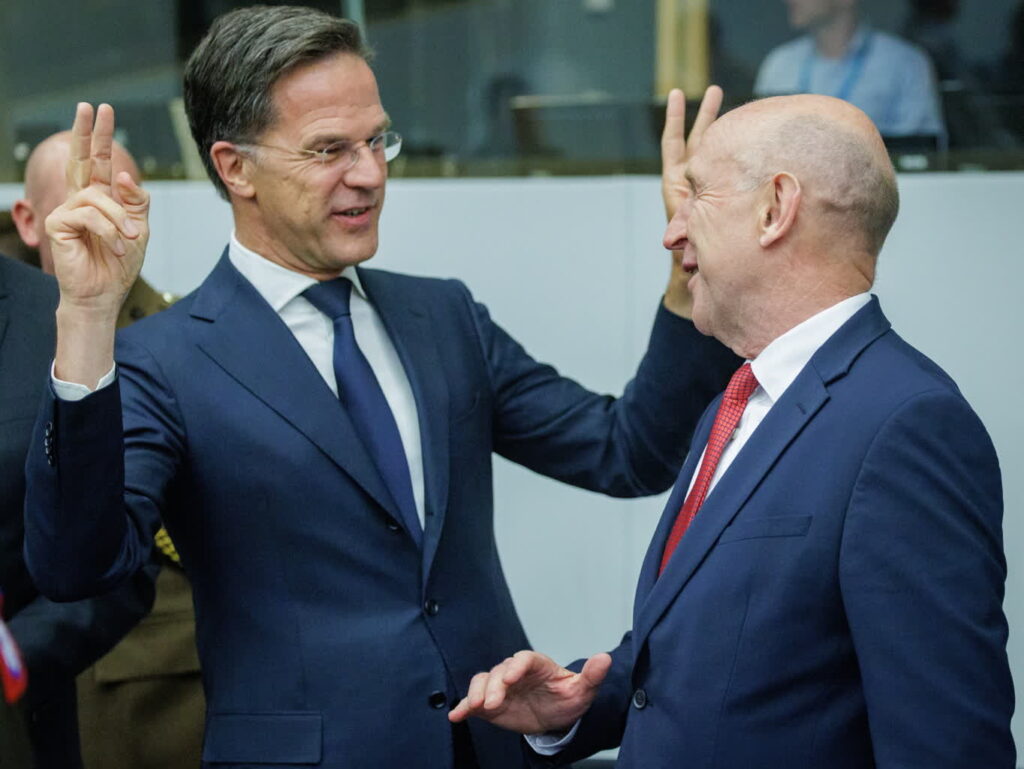 Posiedzenie NATO w Brukseli. Po lewej Mark Rutte (PAP/EPA/OLIVIER MATTHYS)
