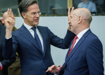 Posiedzenie NATO w Brukseli. Po lewej Mark Rutte (PAP/EPA/OLIVIER MATTHYS)