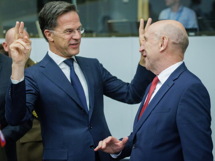 Posiedzenie NATO w Brukseli. Po lewej Mark Rutte (PAP/EPA/OLIVIER MATTHYS)