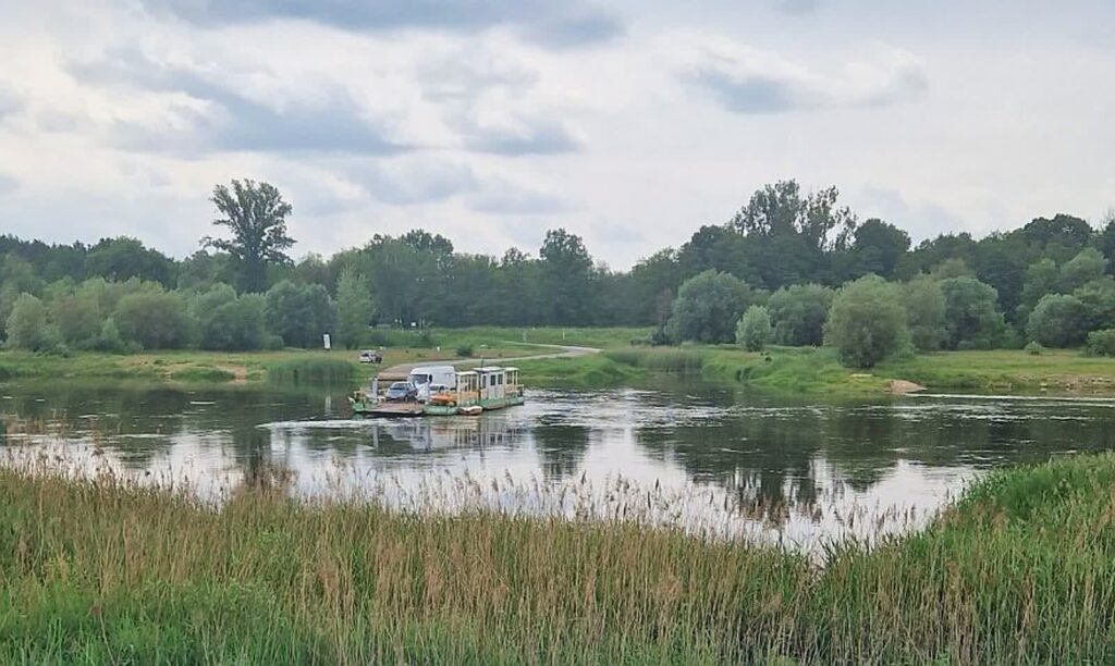 Prom w Połęcku nieczynny do końca wakacji 2 Prom przewozowy na Odrze w Połęcku (ZDW Zielona Góra)