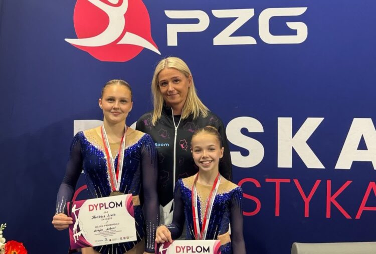 Złota dwójka młodych zielonogórzanek 9 Livia Horbacz, trenerka Monika Dzięcioł oraz Nel Szczyglewska (fot. materiały UKS-u As Zielona Góra)