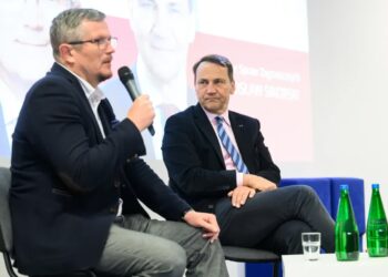 Marcin Bosacki i Radosław Sikorski Fot. PAP/Jakub Kaczmarczyk