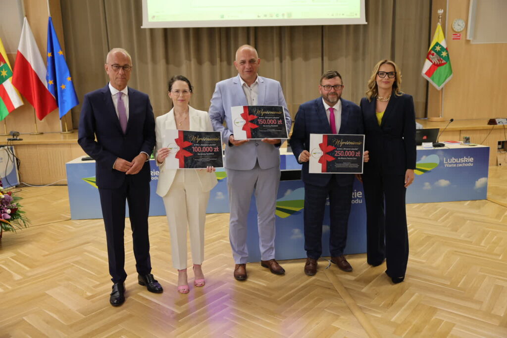 Samorządowcy odebrali nagrody za frekwencję w wyborach Sesja sejmiku województwa lubuskiego - wręczenie nagród za najwyższą frekwencję w drugiej turze wyborów prezydenckich (fot. Paweł Wańczko/lubuskie.pl)