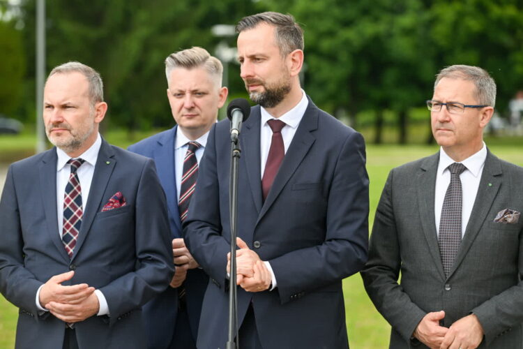 Władysław Kosiniak-Kamysz w Dęblinie podczas konferencji prasowej (PAP/Wojtek Jargiło)