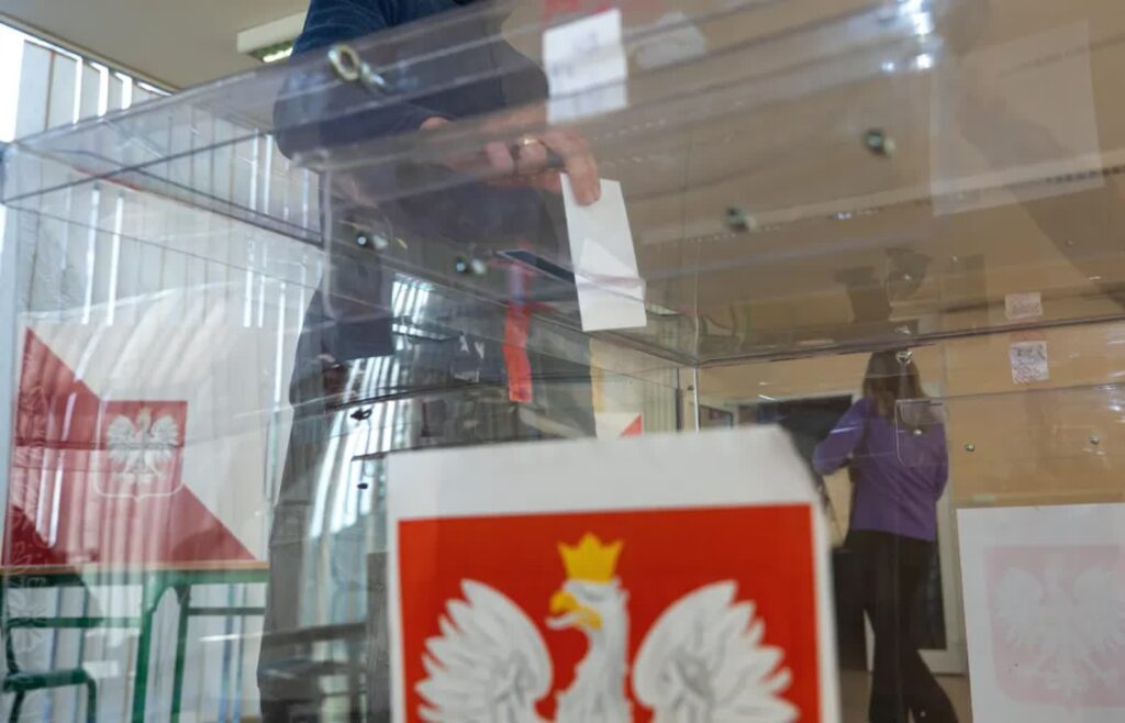 Kto ostatecznie rozstrzyga o ważności wyborów? Byli prezesi TK wydali oświadczenie 3 Głosowanie w wyborach prezydenckich/zdjęcie ilustracyjne Fot. PAP/Krzysztof Ćwik