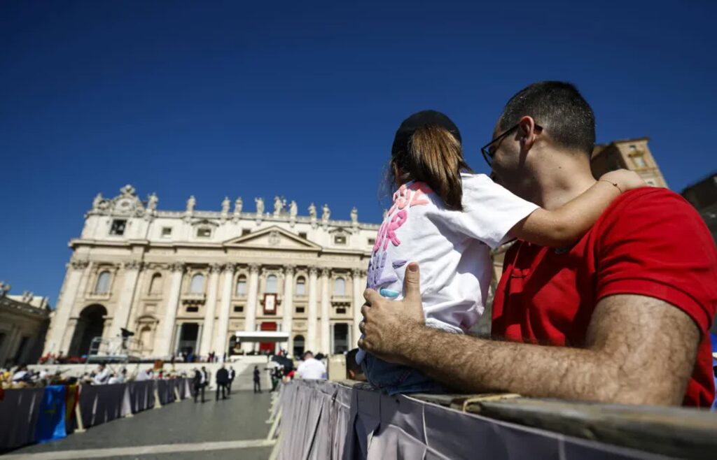 Leon XIV: z rodzin rodzi się przyszłość narodów 4 Z rodzin rodzi się przyszłość narodów - powiedział papież Leon XIV. Fot. PAP/EPA/ANGELO CARCONI