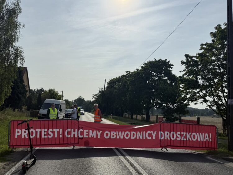 Zablokowana droga w Droszkowie. Mieszkańcy protestują Radio Zachód - Lubuskie