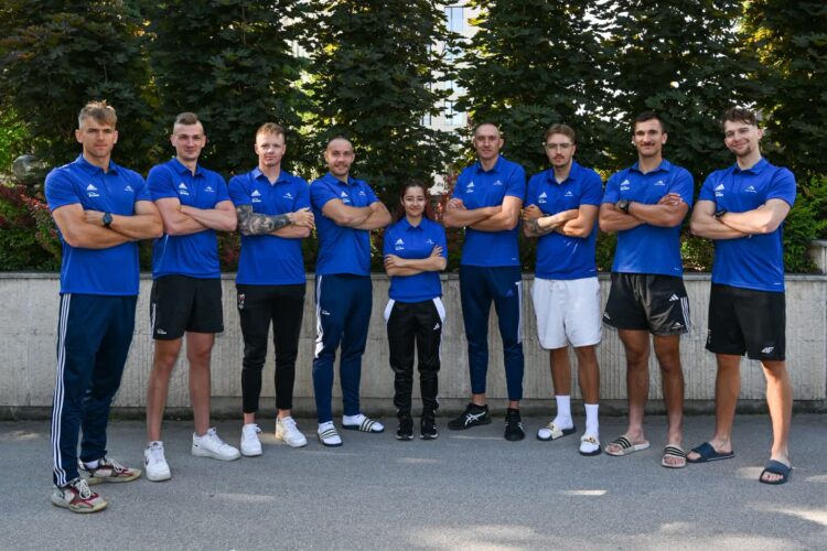 W europejskim TOP 5 jest ósemka z gorzowskim wioślarzem 9 Emilian Jackowiak (drugi z lewej) wraz z kolegami z ósemki oraz sterniczką (fot. Julia Kowacic/PZTW)