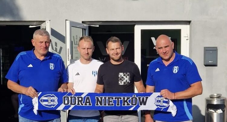 Odra szybko znalazła nowego szkoleniowca 9 Trener Marcin Janik (drugi z prawej) w towarzystwie działaczy Odry Niektów (fot. materiały klubowe)