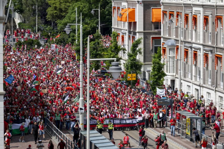 Haga. 150 tys. osób na marszu przeciwko wojnie w Gazie 9 Protest na ulicach holenderskiej Hagi przeciwko wojnie w Gazie (fot. PAP/EPA/KOEN VAN WEEL)