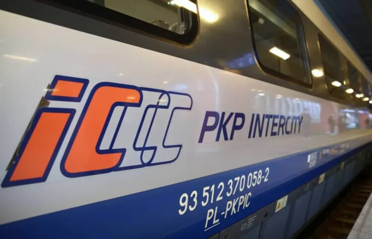 Pociąg PKP Intercity, zdjęcie ilustracyjne, fot. PAP/Łukasz Gągulski