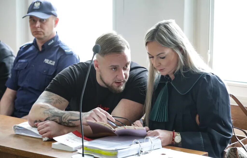 Oskarżony Łukasz Żak oraz obrońca, mec. Izabela Ławińska. Fot. PAP/Tomasz Gzell