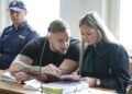 Oskarżony Łukasz Żak oraz obrońca, mec. Izabela Ławińska. Fot. PAP/Tomasz Gzell