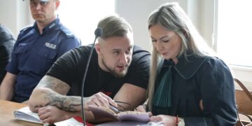 Oskarżony Łukasz Żak oraz obrońca, mec. Izabela Ławińska. Fot. PAP/Tomasz Gzell