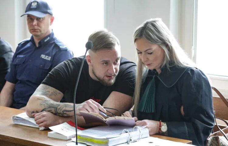 Oskarżony Łukasz Żak oraz obrońca, mec. Izabela Ławińska. Fot. PAP/Tomasz Gzell